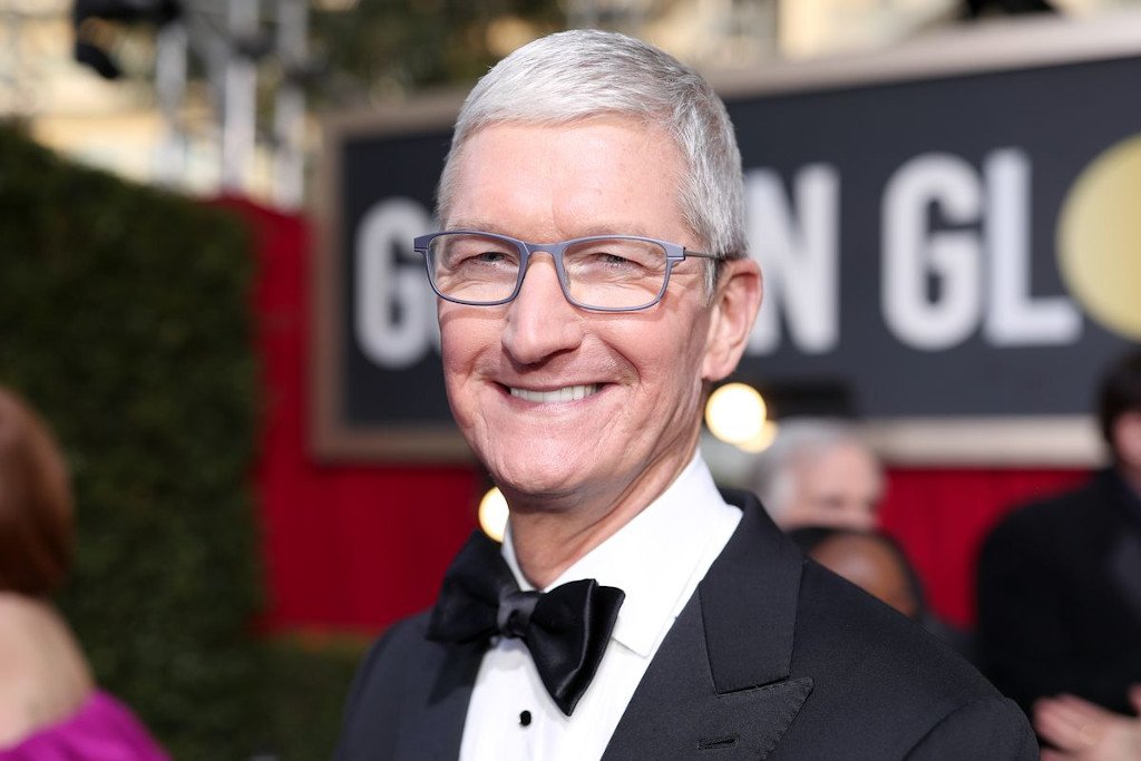 Apple CEO'su Tim Cook artık bir milyarder